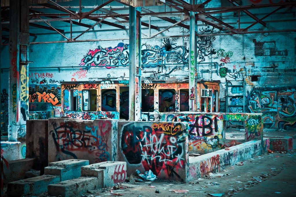 https://pixabay.com/photos/lost-places-graffiti-abandoned-1510592/